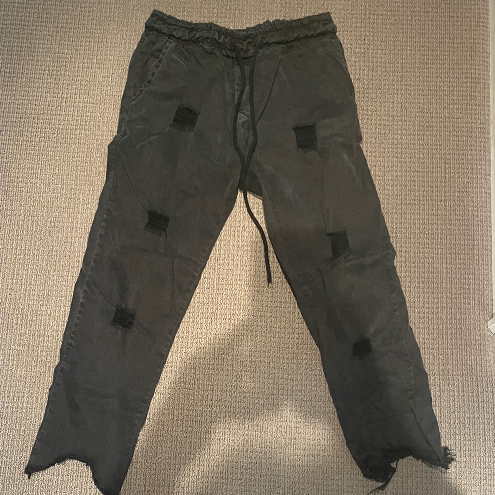 Womens Black Distressed Pants
Fits more like a medium